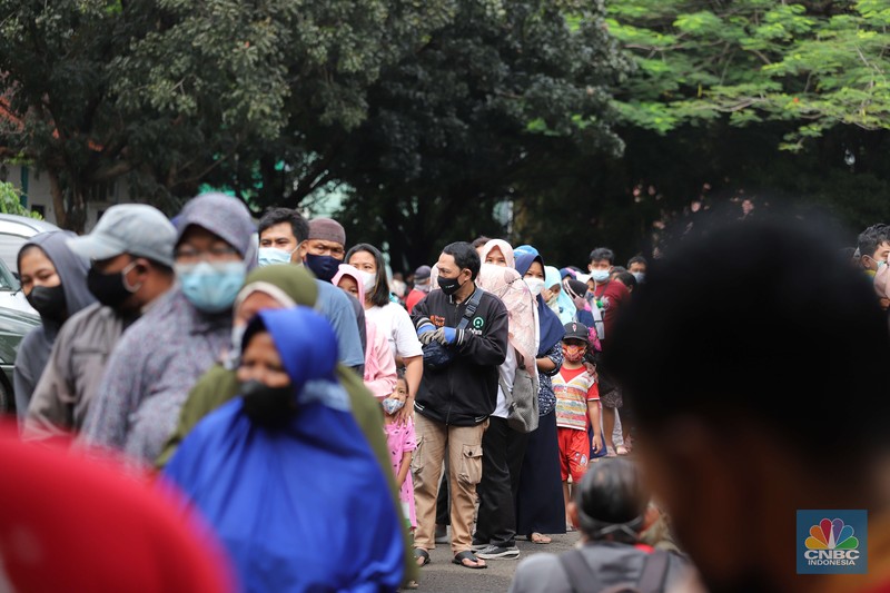 Sejumlah warga antre membeli minyak goreng kemasan saat operasi pasar minyak goreng murah di Halaman Kantor Kecamatan Pamulang, Tangerang Selatan, Banten, Selasa (11/1/2022). (CNBC Indonesia/Muhammad Sabki) Sejumlah warga antre membeli minyak goreng kemasan saat operasi pasar minyak goreng murah di Halaman Kantor Kecamatan Pamulang, Tangerang Selatan, Banten, Selasa (11/1/2022). (CNBC Indonesia/Muhammad Sabki)
