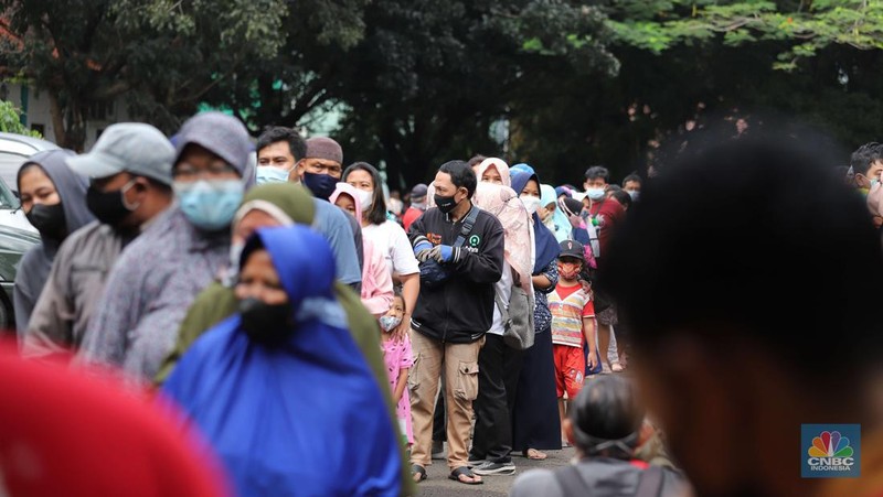 Sejumlah warga antre membeli minyak goreng kemasan saat operasi pasar minyak goreng murah di Halaman Kantor Kecamatan Pamulang, Tangerang Selatan, Banten, Selasa (11/1/2022). (CNBC Indonesia/Muhammad Sabki)