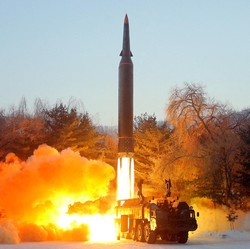 Disaksikan Kim Jong Un, Korut Tembak Rudal Balistik 1000 Km