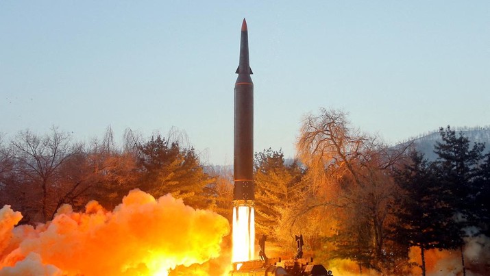 Uji tembak rudal hipersonik di lokasi Korea Utara. (via REUTERS/KCNA) Uji tembak rudal hipersonik di lokasi Korea Utara. (via REUTERS/KCNA)