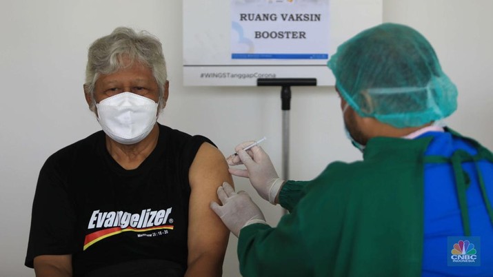 Tenaga kesehatan menyuntikkan vaksin COVID-19 dosis ketiga jenis Pfizer kepada warga saat vaksinasi booster Covid-19 di RSUI, Depok, Jawa Barat, Rabu (12/1/2022). (CNBC Indonesia/Muhammad Sabki) Tenaga kesehatan menyuntikkan vaksin COVID-19 dosis ketiga jenis Pfizer kepada warga saat vaksinasi booster Covid-19 di RSUI, Depok, Jawa Barat, Rabu (12/1/2022). (CNBC Indonesia/Muhammad Sabki)