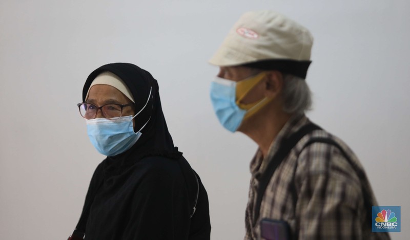 Indonesian Tenaga kesehatan menyuntikkan vaksin COVID-19 dosis ketiga jenis Pfizer kepada warga saat vaksinasi booster Covid-19 di RSUI, Depok, Jawa Barat, Rabu (12/1/2022). (CNBC Indonesia/Muhammad Sabki) Indonesian Tenaga kesehatan menyuntikkan vaksin COVID-19 dosis ketiga jenis Pfizer kepada warga saat vaksinasi booster Covid-19 di RSUI, Depok, Jawa Barat, Rabu (12/1/2022). (CNBC Indonesia/Muhammad Sabki)