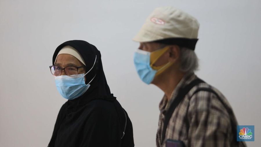 Tenaga kesehatan menyuntikkan vaksin COVID-19 dosis ketiga jenis Pfizer kepada warga saat vaksinasi booster Covid-19 di RSUI, Depok, Jawa Barat, Rabu (12/1/2022). (CNBC Indonesia/Muhammad Sabki)