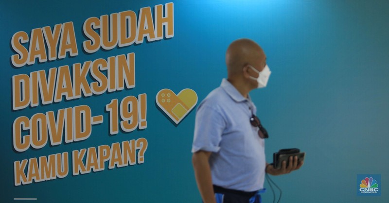 Indonesian Tenaga kesehatan menyuntikkan vaksin COVID-19 dosis ketiga jenis Pfizer kepada warga saat vaksinasi booster Covid-19 di RSUI, Depok, Jawa Barat, Rabu (12/1/2022). (CNBC Indonesia/Muhammad Sabki) Indonesian Tenaga kesehatan menyuntikkan vaksin COVID-19 dosis ketiga jenis Pfizer kepada warga saat vaksinasi booster Covid-19 di RSUI, Depok, Jawa Barat, Rabu (12/1/2022). (CNBC Indonesia/Muhammad Sabki)