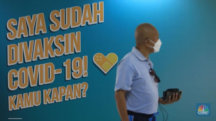 Tenaga kesehatan menyuntikkan vaksin COVID-19 dosis ketiga jenis Pfizer kepada warga saat vaksinasi booster Covid-19 di RSUI, Depok, Jawa Barat, Rabu (12/1/2022). (CNBC Indonesia/Muhammad Sabki) Tenaga kesehatan menyuntikkan vaksin COVID-19 dosis ketiga jenis Pfizer kepada warga saat vaksinasi booster Covid-19 di RSUI, Depok, Jawa Barat, Rabu (12/1/2022). (CNBC Indonesia/Muhammad Sabki)