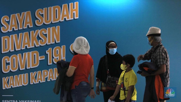 Tenaga kesehatan menyuntikkan vaksin COVID-19 dosis ketiga jenis Pfizer kepada warga saat vaksinasi booster Covid-19 di RSUI, Depok, Jawa Barat, Rabu (12/1/2022). (CNBC Indonesia/Muhammad Sabki) Tenaga kesehatan menyuntikkan vaksin COVID-19 dosis ketiga jenis Pfizer kepada warga saat vaksinasi booster Covid-19 di RSUI, Depok, Jawa Barat, Rabu (12/1/2022). (CNBC Indonesia/Muhammad Sabki)