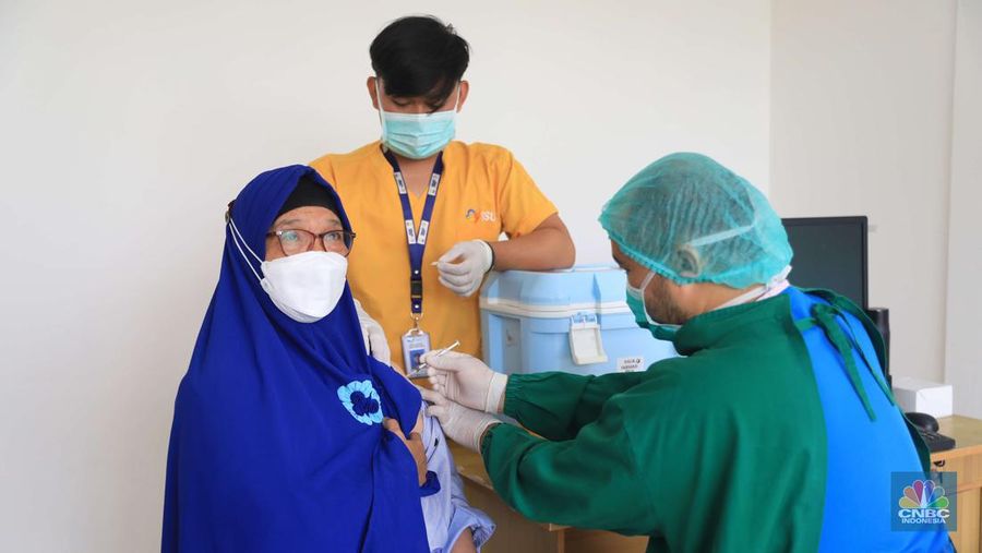 Tenaga kesehatan menyuntikkan vaksin COVID-19 dosis ketiga jenis Pfizer kepada warga saat vaksinasi booster Covid-19 di RSUI, Depok, Jawa Barat, Rabu (12/1/2022). (վ/Muhammad Sabki)