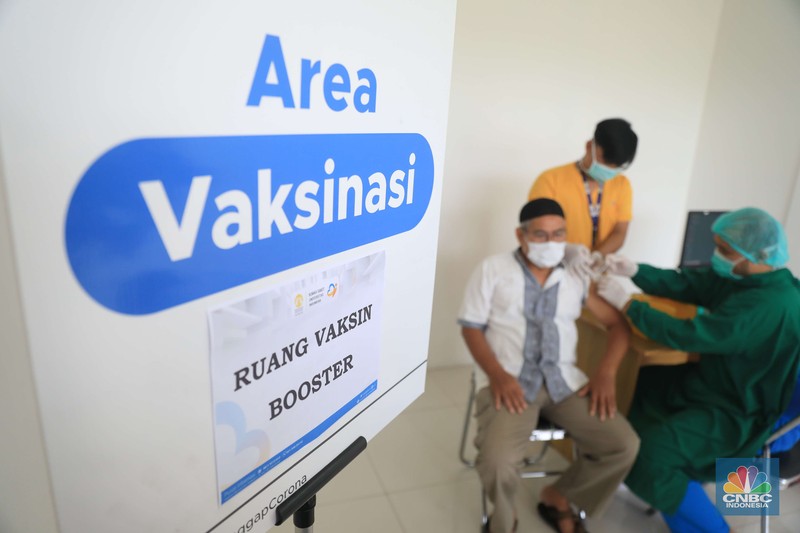 Indonesian Tenaga kesehatan menyuntikkan vaksin COVID-19 dosis ketiga jenis Pfizer kepada warga saat vaksinasi booster Covid-19 di RSUI, Depok, Jawa Barat, Rabu (12/1/2022). (CNBC Indonesia/Muhammad Sabki) Indonesian Tenaga kesehatan menyuntikkan vaksin COVID-19 dosis ketiga jenis Pfizer kepada warga saat vaksinasi booster Covid-19 di RSUI, Depok, Jawa Barat, Rabu (12/1/2022). (CNBC Indonesia/Muhammad Sabki)