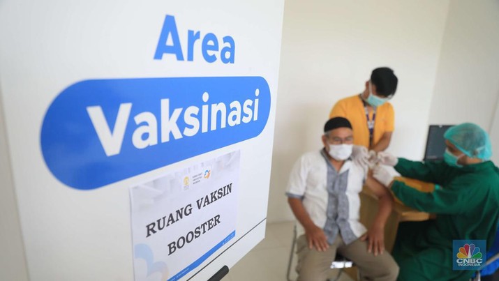 Tenaga kesehatan menyuntikkan vaksin COVID-19 dosis ketiga jenis Pfizer kepada warga saat vaksinasi booster Covid-19 di RSUI, Depok, Jawa Barat, Rabu (12/1/2022). (CNBC Indonesia/Muhammad Sabki) Tenaga kesehatan menyuntikkan vaksin COVID-19 dosis ketiga jenis Pfizer kepada warga saat vaksinasi booster Covid-19 di RSUI, Depok, Jawa Barat, Rabu (12/1/2022). (CNBC Indonesia/Muhammad Sabki)