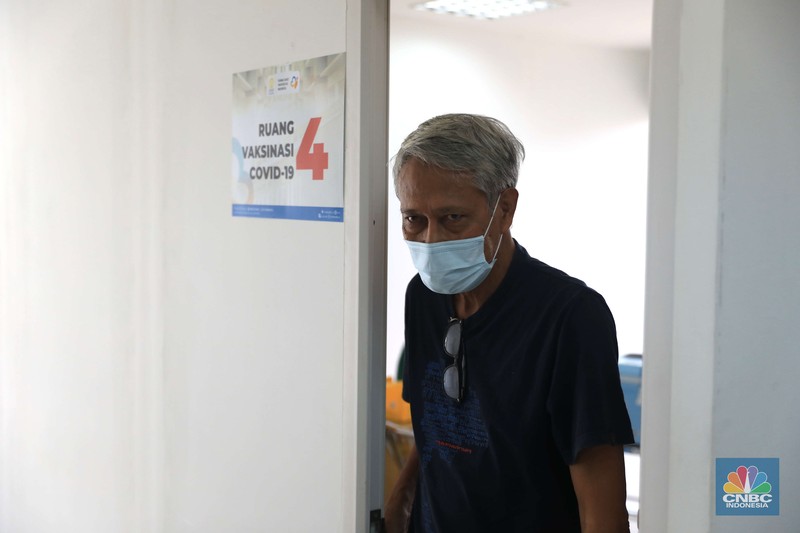 Indonesian Tenaga kesehatan menyuntikkan vaksin COVID-19 dosis ketiga jenis Pfizer kepada warga saat vaksinasi booster Covid-19 di RSUI, Depok, Jawa Barat, Rabu (12/1/2022). (CNBC Indonesia/Muhammad Sabki) Indonesian Tenaga kesehatan menyuntikkan vaksin COVID-19 dosis ketiga jenis Pfizer kepada warga saat vaksinasi booster Covid-19 di RSUI, Depok, Jawa Barat, Rabu (12/1/2022). (CNBC Indonesia/Muhammad Sabki)