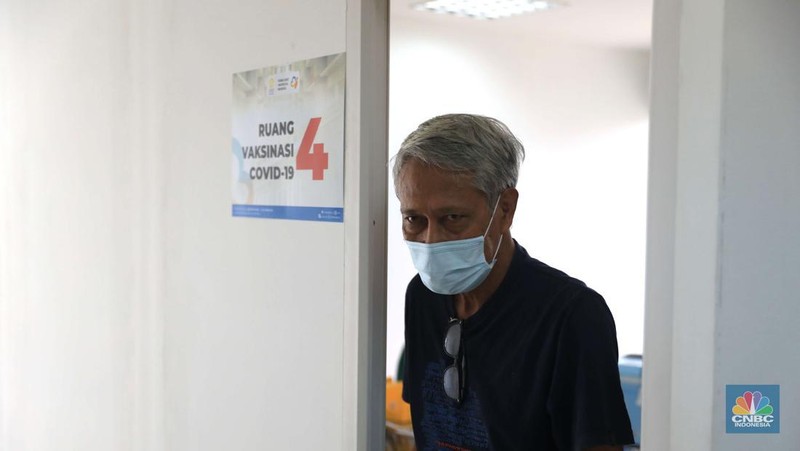 Indonesian Tenaga kesehatan menyuntikkan vaksin COVID-19 dosis ketiga jenis Pfizer kepada warga saat vaksinasi booster Covid-19 di RSUI, Depok, Jawa Barat, Rabu (12/1/2022). (CNBC Indonesia/Muhammad Sabki)