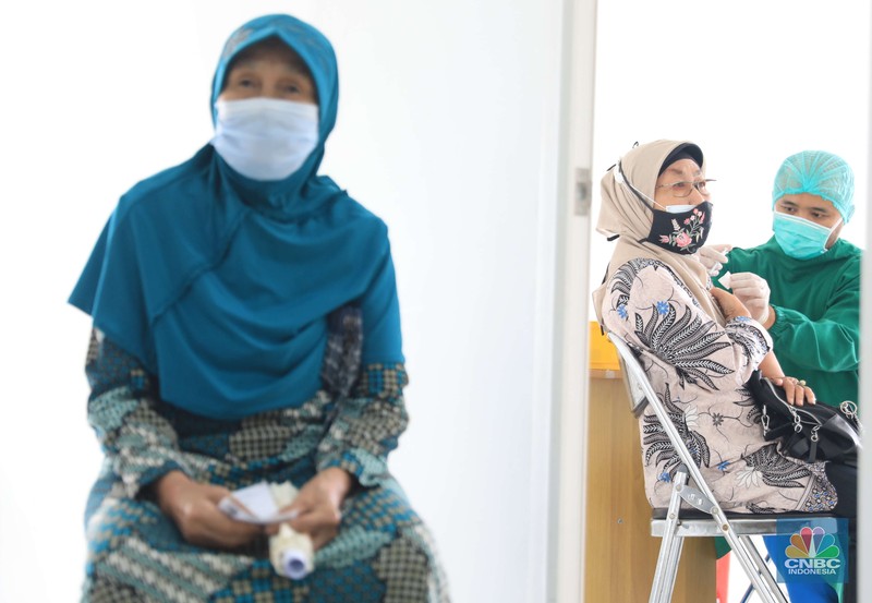 Indonesian Tenaga kesehatan menyuntikkan vaksin COVID-19 dosis ketiga jenis Pfizer kepada warga saat vaksinasi booster Covid-19 di RSUI, Depok, Jawa Barat, Rabu (12/1/2022). (CNBC Indonesia/Muhammad Sabki) Indonesian Tenaga kesehatan menyuntikkan vaksin COVID-19 dosis ketiga jenis Pfizer kepada warga saat vaksinasi booster Covid-19 di RSUI, Depok, Jawa Barat, Rabu (12/1/2022). (CNBC Indonesia/Muhammad Sabki)