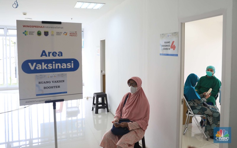 Indonesian Tenaga kesehatan menyuntikkan vaksin COVID-19 dosis ketiga jenis Pfizer kepada warga saat vaksinasi booster Covid-19 di RSUI, Depok, Jawa Barat, Rabu (12/1/2022). (CNBC Indonesia/Muhammad Sabki) Indonesian Tenaga kesehatan menyuntikkan vaksin COVID-19 dosis ketiga jenis Pfizer kepada warga saat vaksinasi booster Covid-19 di RSUI, Depok, Jawa Barat, Rabu (12/1/2022). (CNBC Indonesia/Muhammad Sabki)