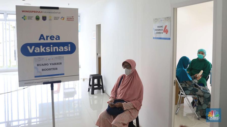 Tenaga kesehatan menyuntikkan vaksin COVID-19 dosis ketiga jenis Pfizer kepada warga saat vaksinasi booster Covid-19 di RSUI, Depok, Jawa Barat, Rabu (12/1/2022). (CNBC Indonesia/Muhammad Sabki)
