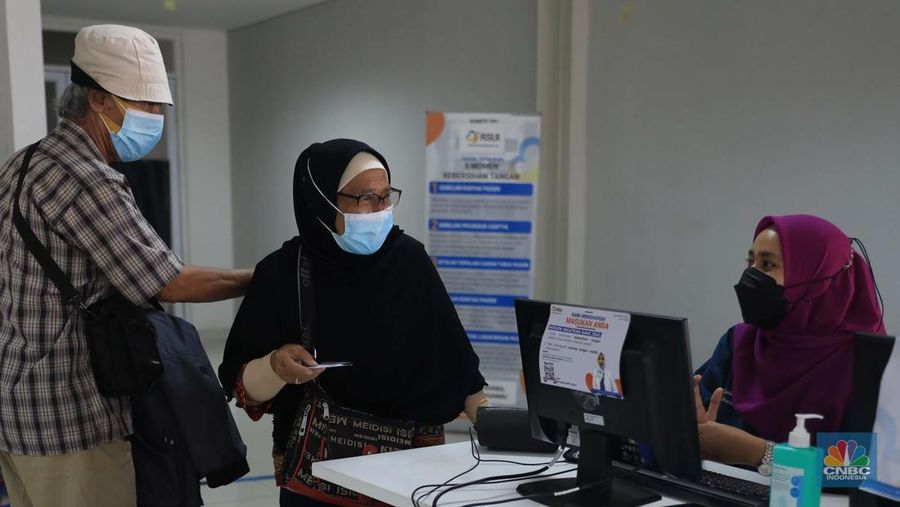 Tenaga kesehatan menyuntikkan vaksin COVID-19 dosis ketiga jenis Pfizer kepada warga saat vaksinasi booster Covid-19 di RSUI, Depok, Jawa Barat, Rabu (12/1/2022). (CNBC Indonesia/Muhammad Sabki)
