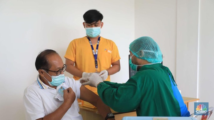 Tenaga kesehatan menyuntikkan vaksin COVID-19 dosis ketiga jenis Pfizer kepada warga saat vaksinasi booster Covid-19 di RSUI, Depok, Jawa Barat, Rabu (12/1/2022). (CNBC Indonesia/Muhammad Sabki)