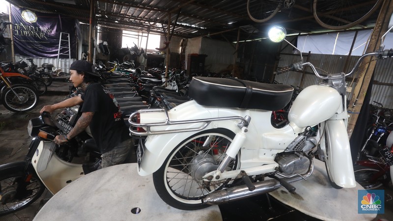 Kolektor motor tua (CNBC Indonesia/Andrean Kristianto)
