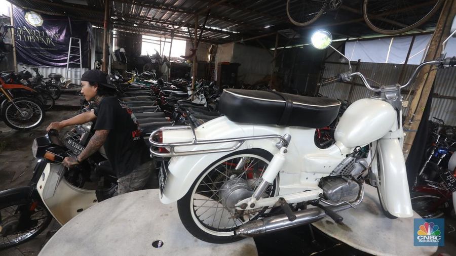 Kolektor motor tua (CNBC Indonesia/Andrean Kristianto)