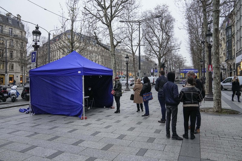 Lonjakan kasus covid di Prancis (AP/Michel Euler)