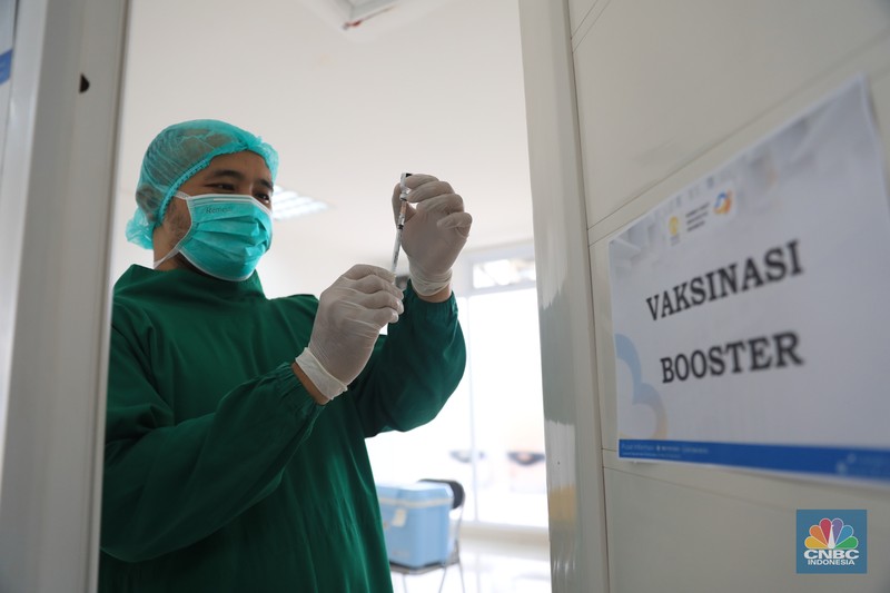 Indonesian Tenaga kesehatan menyuntikkan vaksin COVID-19 dosis ketiga jenis Pfizer kepada warga saat vaksinasi booster Covid-19 di RSUI, Depok, Jawa Barat, Rabu (12/1/2022). (CNBC Indonesia/Muhammad Sabki) Indonesian Tenaga kesehatan menyuntikkan vaksin COVID-19 dosis ketiga jenis Pfizer kepada warga saat vaksinasi booster Covid-19 di RSUI, Depok, Jawa Barat, Rabu (12/1/2022). (CNBC Indonesia/Muhammad Sabki)