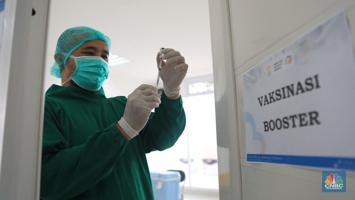 Tenaga kesehatan menyuntikkan vaksin COVID-19 dosis ketiga jenis Pfizer kepada warga saat vaksinasi booster Covid-19 di RSUI, Depok, Jawa Barat, Rabu (12/1/2022). (CNBC Indonesia/Muhammad Sabki) Tenaga kesehatan menyuntikkan vaksin COVID-19 dosis ketiga jenis Pfizer kepada warga saat vaksinasi booster Covid-19 di RSUI, Depok, Jawa Barat, Rabu (12/1/2022). (CNBC Indonesia/Muhammad Sabki)