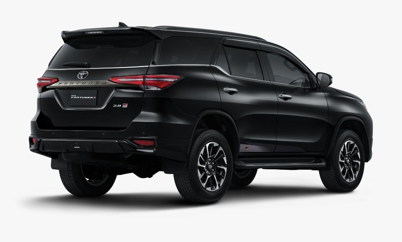 All New Land Cruiser dan New Fortune (CNBC Indonesia/Ferry Sandi) All New Land Cruiser dan New Fortune (CNBC Indonesia/Ferry Sandi)