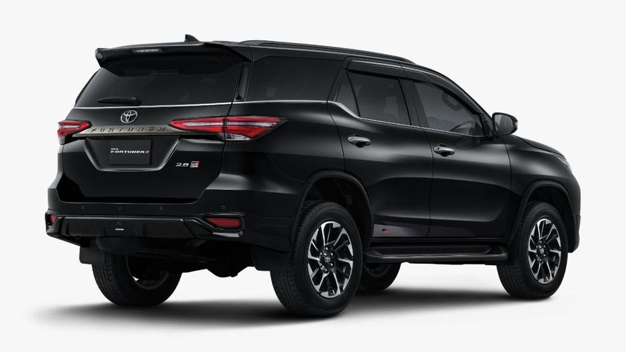 All New Land Cruiser dan New Fortune (CNBC Indonesia/Ferry Sandi)