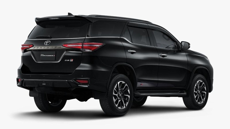 All New Land Cruiser dan New Fortune (CNBC Indonesia/Ferry Sandi)