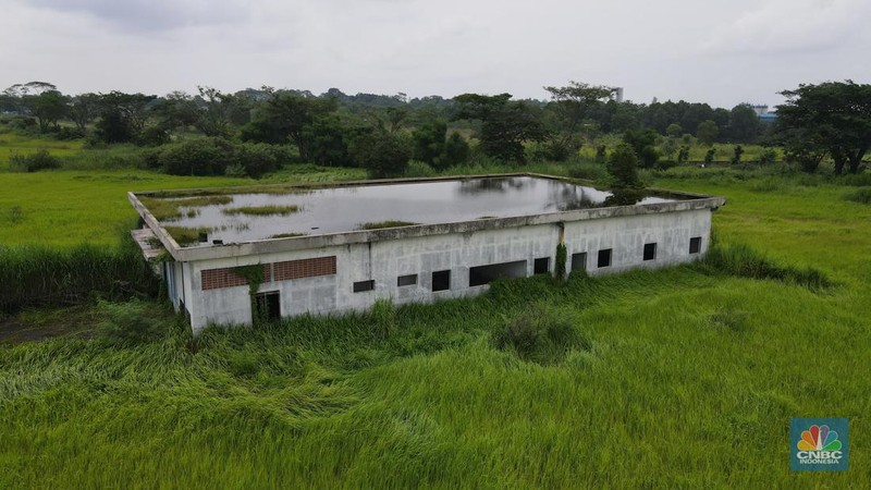 Penyitaan aset oleh satgas penanganan hak tagih negara dan bantuan likuiditas Bank Indonesia di jalan Raya Dawuan, Karawang, Jawa Barat, Kamis (13/1/2022). (CNBC Indonesia/Andrean Kristianto)