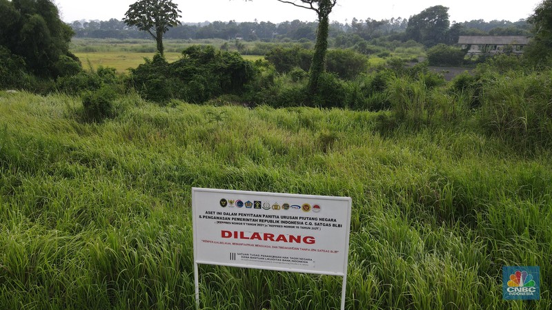 Penyitaan aset oleh satgas penanganan hak tagih negara dan bantuan likuiditas Bank Indonesia di jalan Raya Dawuan, Karawang, Jawa Barat, Kamis (13/1/2022). (CNBC Indonesia/Andrean Kristianto)