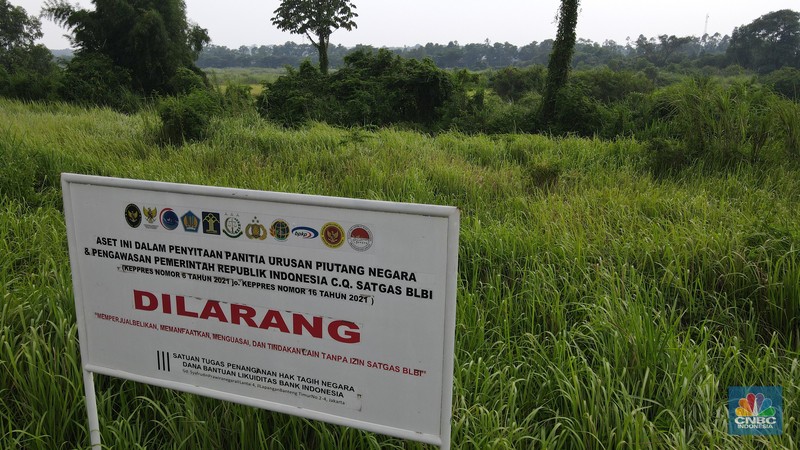 Foto udara menunjukkan penyitaan aset oleh satgas penanganan hak tagih negara dan bantuan likuiditas Bank Indonesia di jalan Raya Dawuan, Karawang, Jawa Barat, Kamis (13/1/2022). (CNBC Indonesia/Andrean Kristianto)