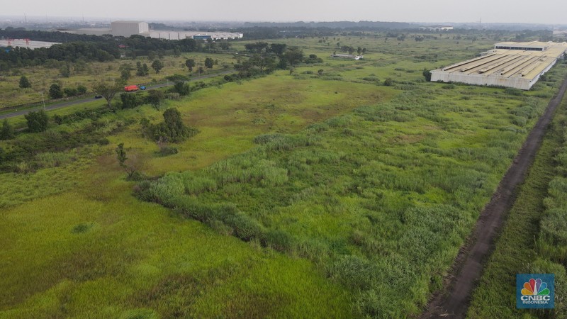 Penyitaan aset oleh satgas penanganan hak tagih negara dan bantuan likuiditas Bank Indonesia di jalan Raya Dawuan, Karawang, Jawa Barat, Kamis (13/1/2022). (CNBC Indonesia/Andrean Kristianto)