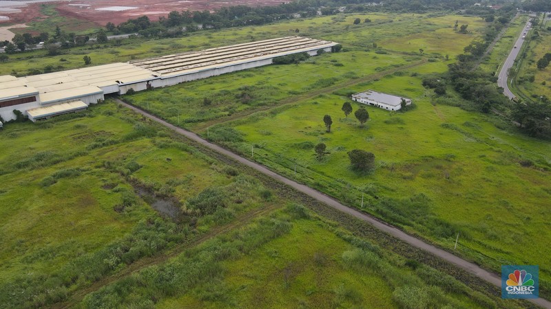 Foto udara menunjukkan penyitaan aset oleh satgas penanganan hak tagih negara dan bantuan likuiditas Bank Indonesia di jalan Raya Dawuan, Karawang, Jawa Barat, Kamis (13/1/2022). (CNBC Indonesia/Andrean Kristianto)