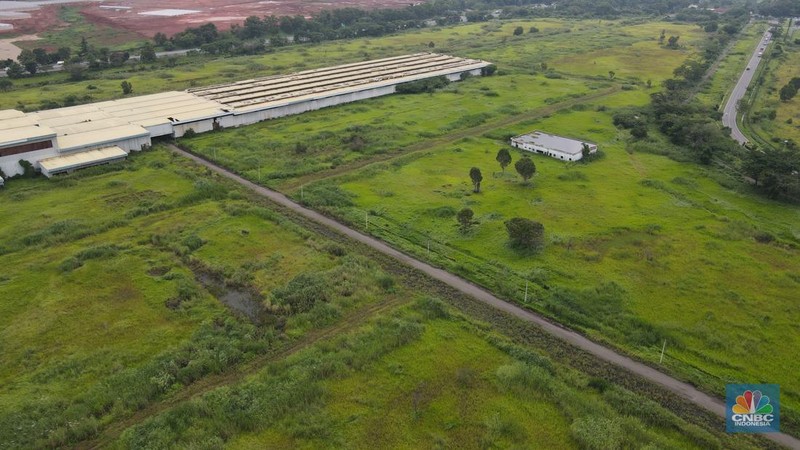 Foto udara menunjukkan penyitaan aset oleh satgas penanganan hak tagih negara dan bantuan likuiditas Bank Indonesia di jalan Raya Dawuan, Karawang, Jawa Barat, Kamis (13/1/2022). (CNBC Indonesia/Andrean Kristianto)