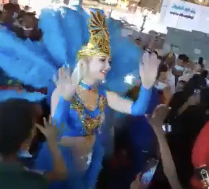 Kontroversi kini muncul di Arab Saudi. Pasalnya, dalam sebuah festival di kerajaan, muncul penari samba berpakaian minim. (Tangkapan layar Twitter/Screengrab)