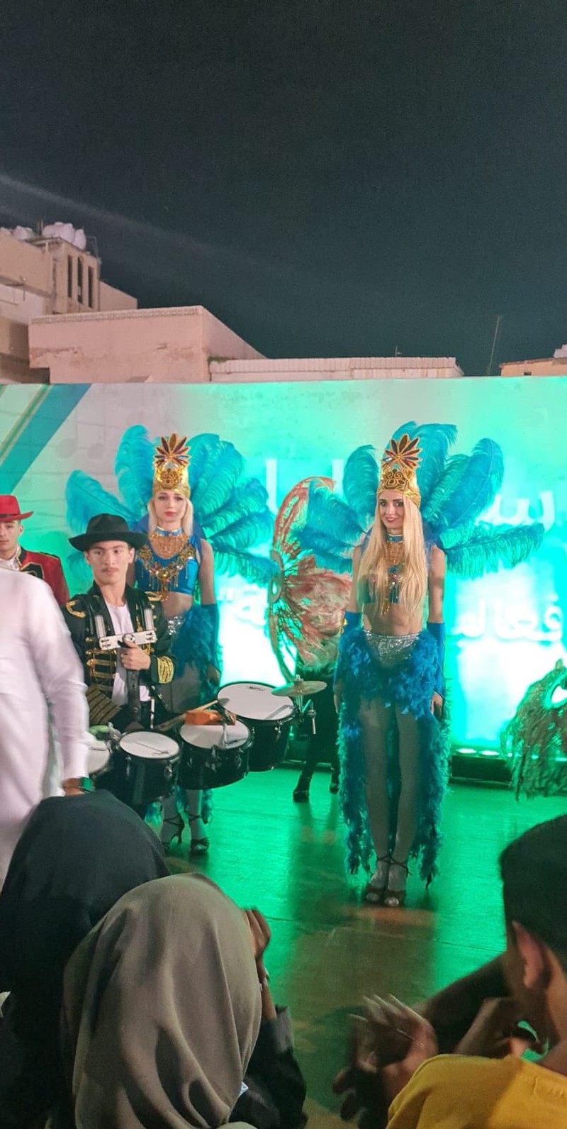 Kontroversi kini muncul di Arab Saudi. Pasalnya, dalam sebuah festival di kerajaan, muncul penari samba berpakaian minim. (Tangkapan layar Twitter/Screengrab) Kontroversi kini muncul di Arab Saudi. Pasalnya, dalam sebuah festival di kerajaan, muncul penari samba berpakaian minim. (Tangkapan layar Twitter/Screengrab)
