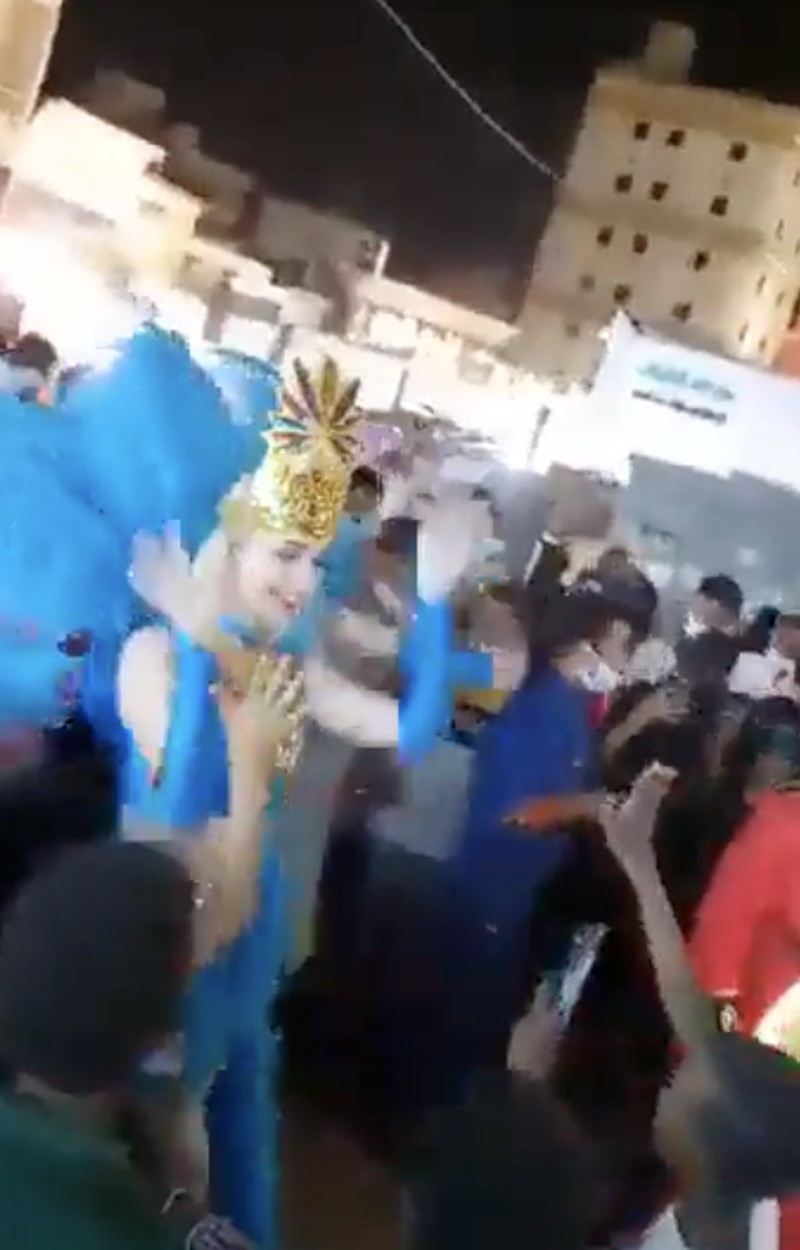 Kontroversi kini muncul di Arab Saudi. Pasalnya, dalam sebuah festival di kerajaan, muncul penari samba berpakaian minim. (Tangkapan layar Twitter/Screengrab) Kontroversi kini muncul di Arab Saudi. Pasalnya, dalam sebuah festival di kerajaan, muncul penari samba berpakaian minim. (Tangkapan layar Twitter/Screengrab)