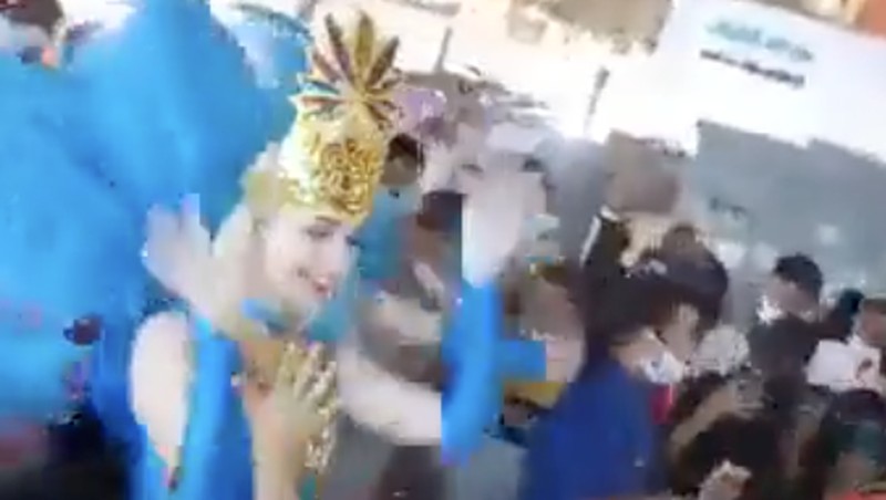 Kontroversi kini muncul di Arab Saudi. Pasalnya, dalam sebuah festival di kerajaan, muncul penari samba berpakaian minim. (Tangkapan layar Twitter/Screengrab)