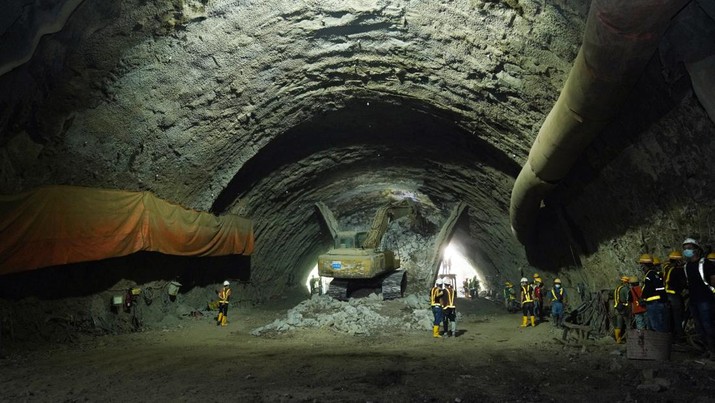 Menteri Koordinator Bidang Kemaritiman dan Investasi RI (Menko Marvest). Luhut Binsar Pandjaitan mengunjungi lokasi pengerjaan konstruksi Tunnel #2 KCJB Rabu (12/1/2022), guna memastikan progress pembangunan proyek KCJB. (Dok: KCIC)