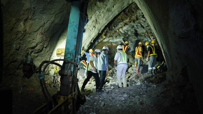 Menteri Koordinator Bidang Kemaritiman dan Investasi RI (Menko Marvest). Luhut Binsar Pandjaitan mengunjungi lokasi pengerjaan konstruksi Tunnel #2 KCJB Rabu (12/1/2022), guna memastikan progress pembangunan proyek KCJB. (Dok: KCIC)
