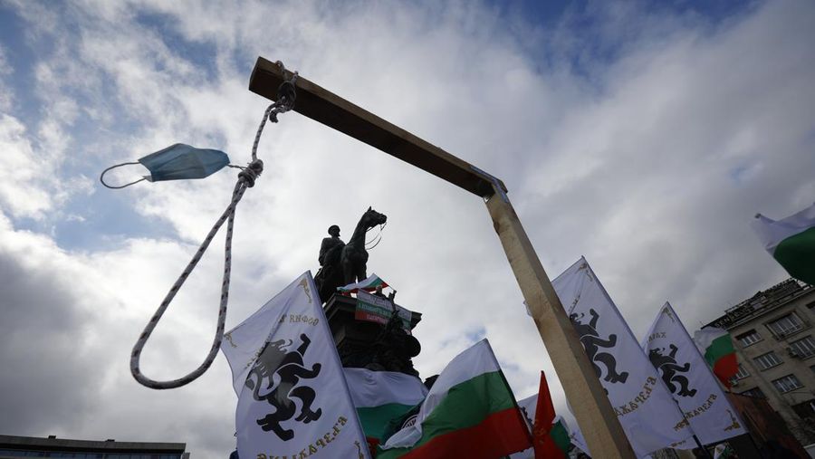 Para petugas polisi yang mencoba menjauhkan pengunjuk rasa dari gedung Parlemen Bulgaria di Sofia. (AP/Valentina Petrova)