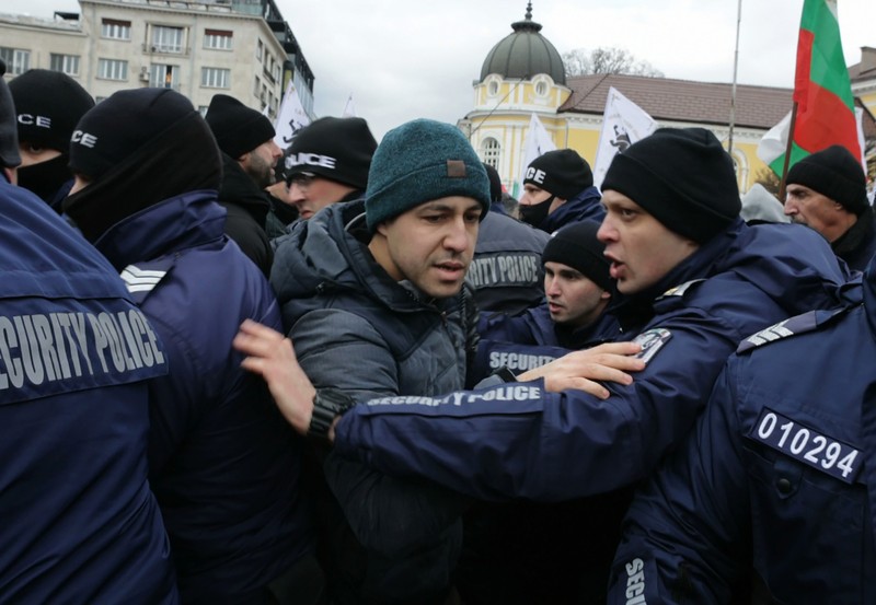 Para petugas polisi yang mencoba menjauhkan pengunjuk rasa dari gedung Parlemen Bulgaria di Sofia. (AP/Valentina Petrova) Para petugas polisi yang mencoba menjauhkan pengunjuk rasa dari gedung Parlemen Bulgaria di Sofia. (AP/Valentina Petrova)