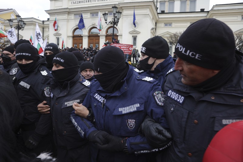 Para petugas polisi yang mencoba menjauhkan pengunjuk rasa dari gedung Parlemen Bulgaria di Sofia. (AP/Valentina Petrova) Para petugas polisi yang mencoba menjauhkan pengunjuk rasa dari gedung Parlemen Bulgaria di Sofia. (AP/Valentina Petrova)