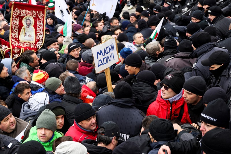 Para petugas polisi yang mencoba menjauhkan pengunjuk rasa dari gedung Parlemen Bulgaria di Sofia. (AP/Valentina Petrova) Para petugas polisi yang mencoba menjauhkan pengunjuk rasa dari gedung Parlemen Bulgaria di Sofia. (AP/Valentina Petrova)