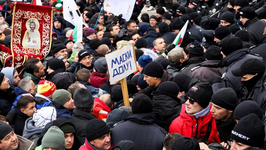 Para petugas polisi yang mencoba menjauhkan pengunjuk rasa dari gedung Parlemen Bulgaria di Sofia. (AP/Valentina Petrova)