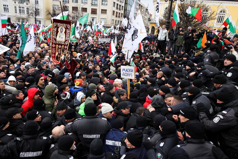 Para petugas polisi yang mencoba menjauhkan pengunjuk rasa dari gedung Parlemen Bulgaria di Sofia. (AP/Valentina Petrova) Para petugas polisi yang mencoba menjauhkan pengunjuk rasa dari gedung Parlemen Bulgaria di Sofia. (AP/Valentina Petrova)