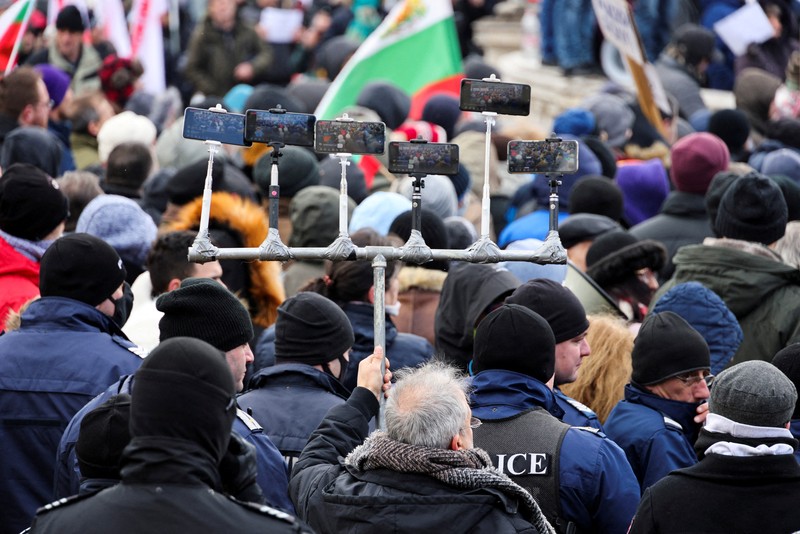 Para petugas polisi yang mencoba menjauhkan pengunjuk rasa dari gedung Parlemen Bulgaria di Sofia. (AP/Valentina Petrova) Para petugas polisi yang mencoba menjauhkan pengunjuk rasa dari gedung Parlemen Bulgaria di Sofia. (AP/Valentina Petrova)