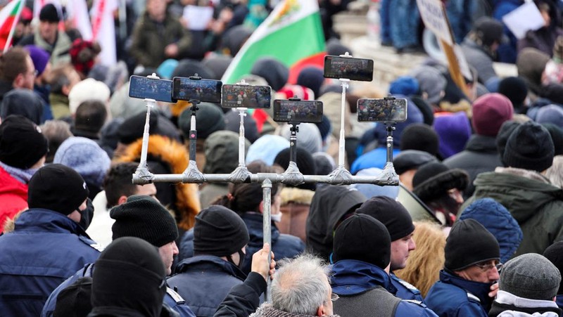 Para petugas polisi yang mencoba menjauhkan pengunjuk rasa dari gedung Parlemen Bulgaria di Sofia. (AP/Valentina Petrova)