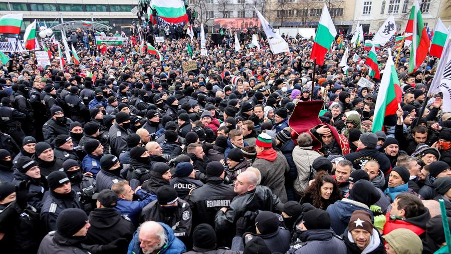 Para petugas polisi yang mencoba menjauhkan pengunjuk rasa dari gedung Parlemen Bulgaria di Sofia. (REUTERS/STOYAN NENOV)