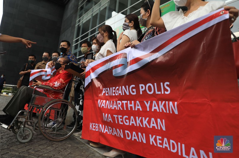 Pemegang polis WanaArtha Life menggelar Aksi Damai Sejahtera (ADS) dan Penyampaian Apresiasi kepada Hakim Agung MA, Majelis Hakim PN Jakpus, dan Kejagung RI, atas penanganan Hukum Kasasi Sita Rekening WanaArtha di Pengadilan Negeri Jakarta Pusat, Kamis, (13/1/2022). (CNBC Indonesia/Muhammad Sabki) Pemegang polis WanaArtha Life menggelar Aksi Damai Sejahtera (ADS) dan Penyampaian Apresiasi kepada Hakim Agung MA, Majelis Hakim PN Jakpus, dan Kejagung RI, atas penanganan Hukum Kasasi Sita Rekening WanaArtha di Pengadilan Negeri Jakarta Pusat, Kamis, (13/1/2022). (CNBC Indonesia/Muhammad Sabki)